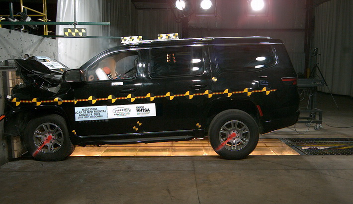 NHTSA crash test of the 2025 Jeep Wagoneer