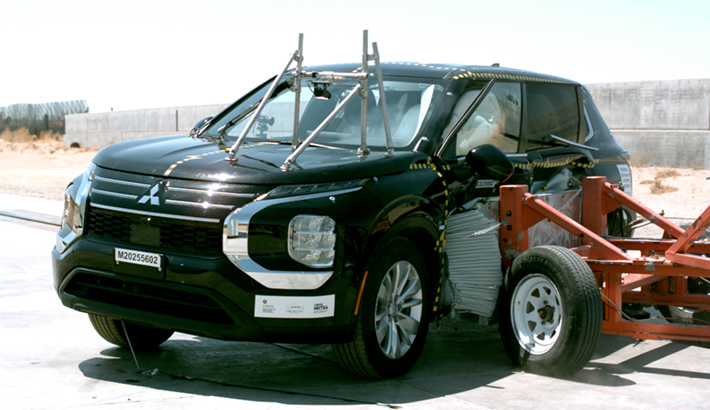 NHTSA Side impact test of the 2025 Mitsubishi Outlander