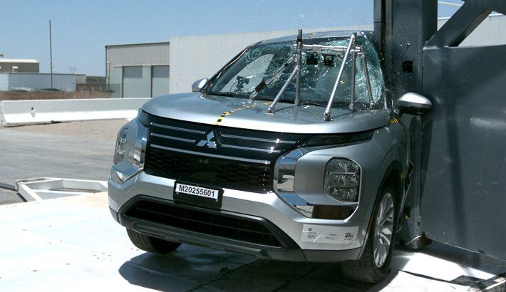 NHTSA Side pole test of the 2025 Mitsubishi Outlander