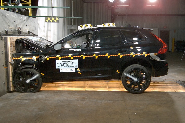 NHTSA crash test of the 2025 Volvo Xc60 T8 Polestar Engineered Plug-In