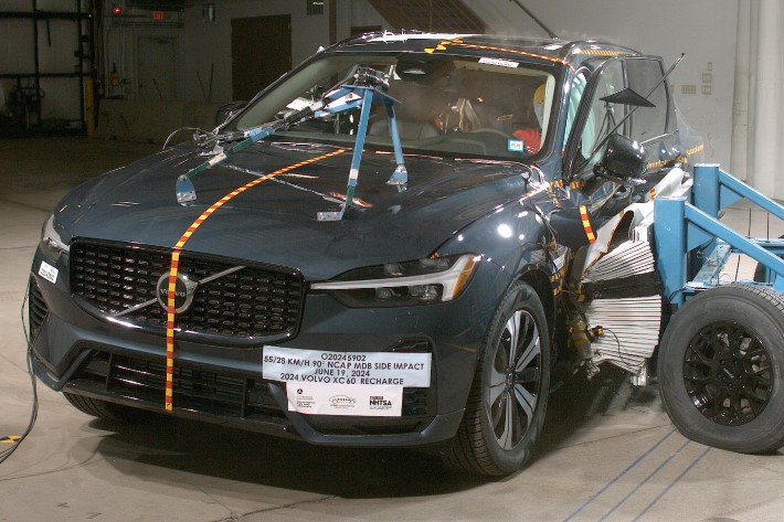 NHTSA Side impact test of the 2025 Volvo Xc60 T8 Polestar Engineered Plug-In