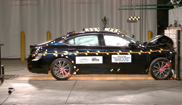 NHTSA crash test of the 2025 Lexus ES 350