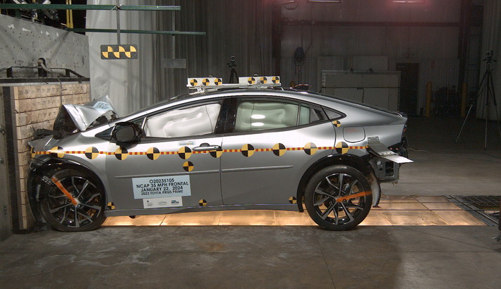 NHTSA crash test of the 2025 Toyota Prius