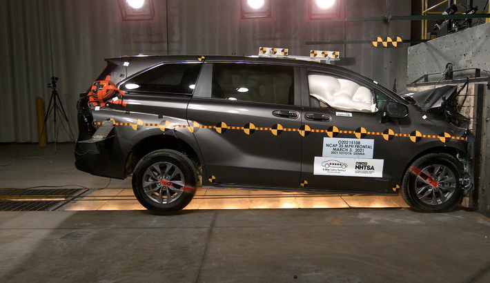 NHTSA crash test of the 2025 Toyota Sienna