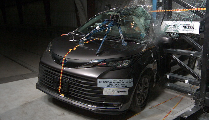 NHTSA Side pole test of the 2025 Toyota Sienna