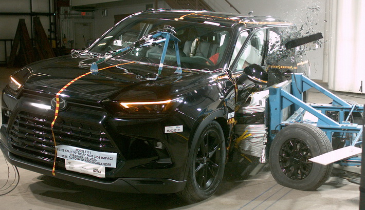 NHTSA Side impact test of the 2025 Toyota Grand Highlander