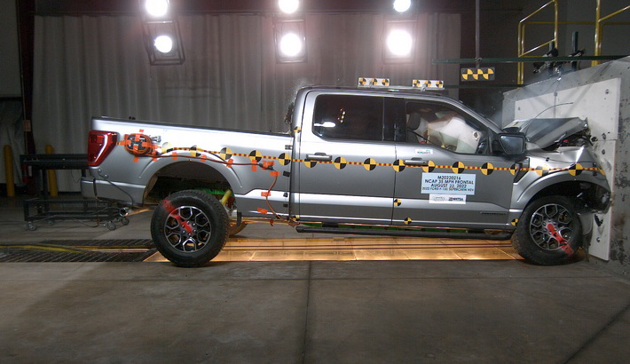NHTSA crash test of the 2025 Ford F-150