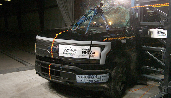 NHTSA Side pole test of the 2025 Ford F-150 Lightning Bev