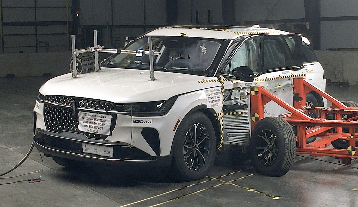 NHTSA crash test of the 2025 Lincoln Nautilus