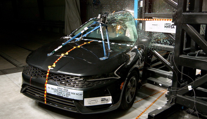 NHTSA Side pole test of the 2025 Kia K5