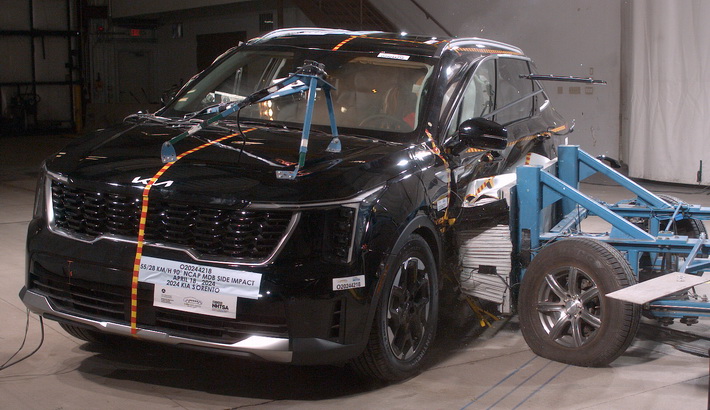 NHTSA Side impact test of the 2025 Kia Sorento
