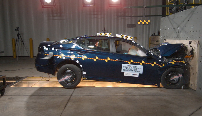NHTSA crash test of the 2025 Nissan Altima