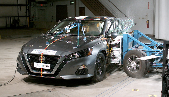NHTSA Side impact test of the 2025 Nissan Altima