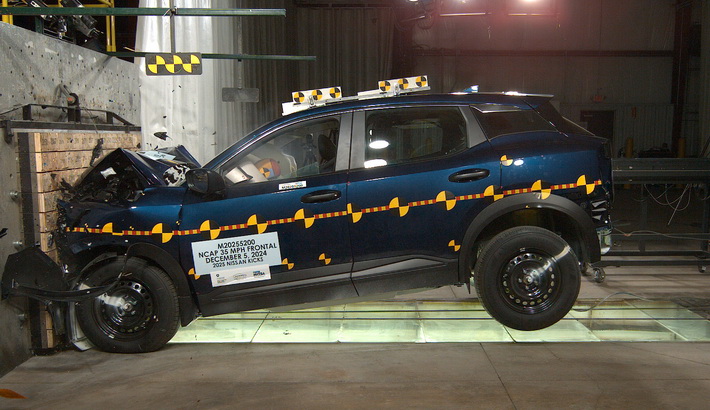 NHTSA crash test of the 2025 Nissan Kicks