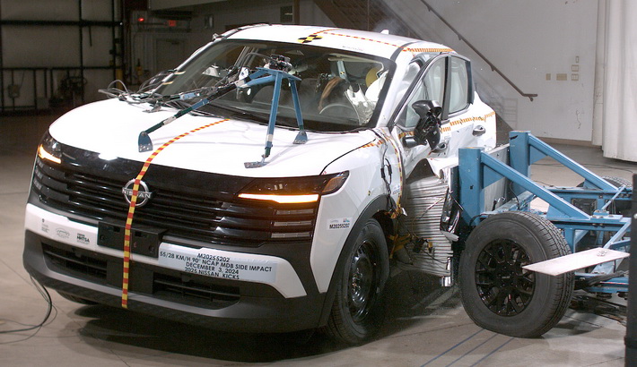 NHTSA Side impact test of the 2025 Nissan Kicks