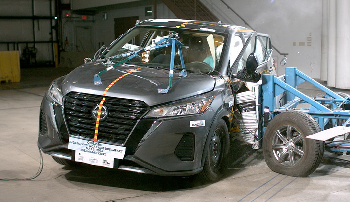 NHTSA Side impact test of the 2025 Nissan Kicks Play