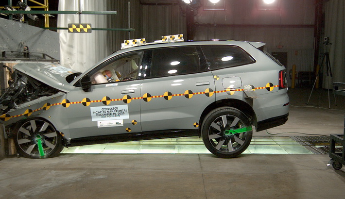 NHTSA crash test of the 2026 Volvo Ex90 Bev