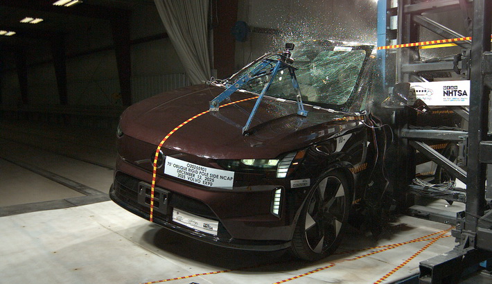 NHTSA Side pole test of the 2026 Volvo Ex90 Bev